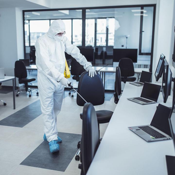 Nous nettoyons vos bureaux avec efficacité pour un environnement sain.